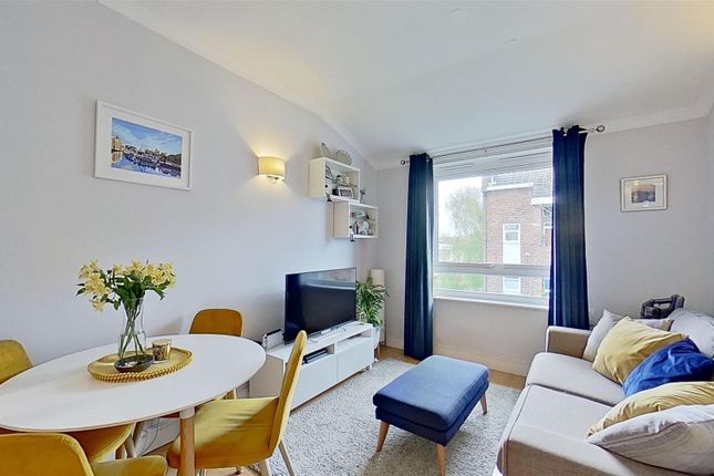 Flat for sale in Willow Tree Close, London