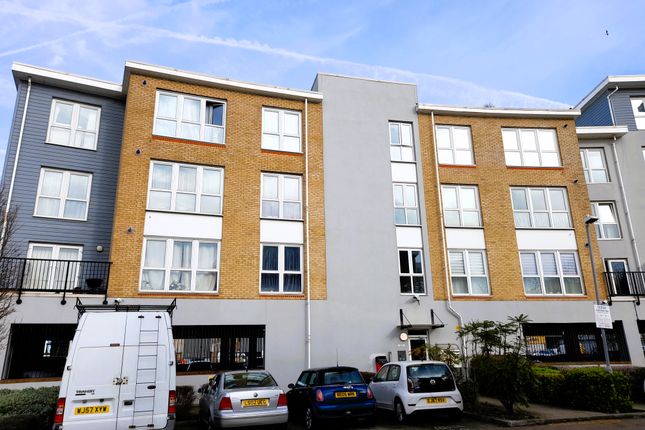Flat to rent in Fisgard Court, Gravesend