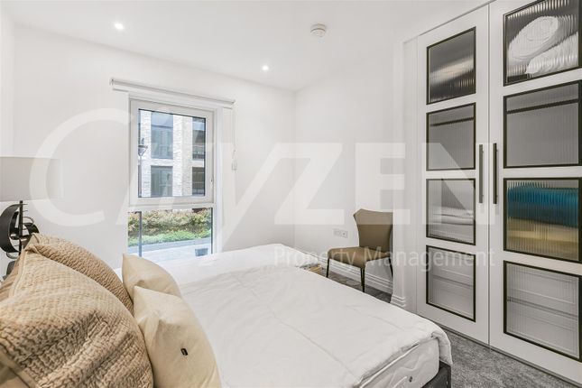 Flat to rent in Savoy House, 5 Lockgate Road, London