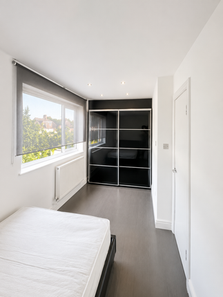 35C, Woodstock Avenue, London photo 5