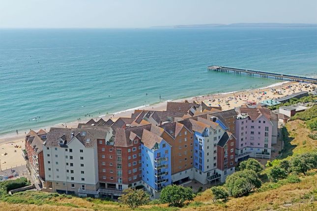 2-bed flat on Flat 15 Honeycombe Beach, Honeycombe Chine, Boscombe, Bournemouth, Dorset, BH5 1LE, £150,000