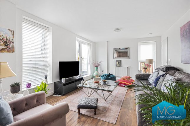 Flat for sale in High Road, Whetstone, London