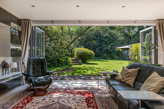 15, Church Meadow, Surbiton photo 4