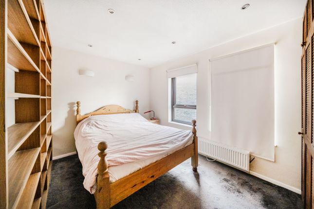 86 Wedmore Gardens, London photo 4