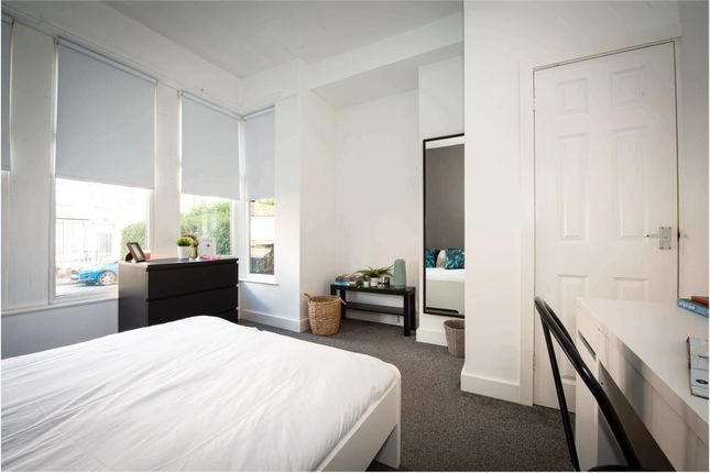 A Bright And Well-Maintained Double Bedroom Featur...