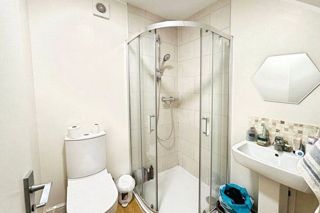 Room 3, 7, Fairview Avenue, Surrey photo 2