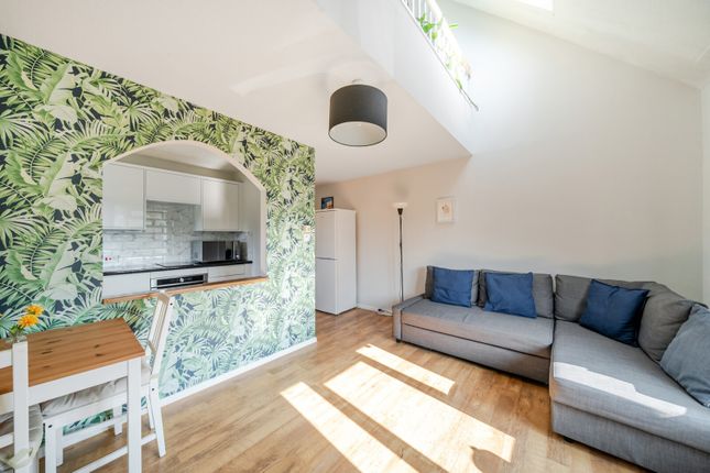 2-bed flat on 11, Lawrence Close, Guildford, £250,000