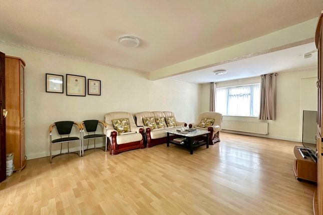 39 Avenue Road, Romford photo 2