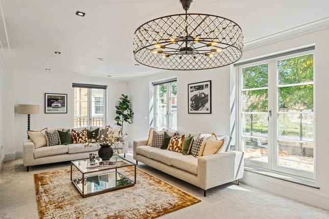19, Egerton Drive, Isleworth photo 3