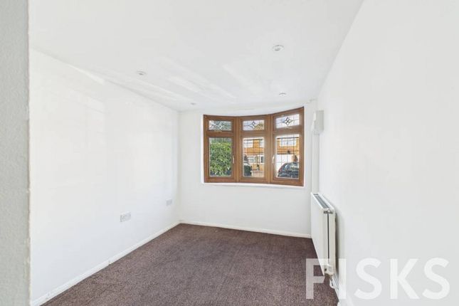 89, Harvest Road, Canvey Island photo 4