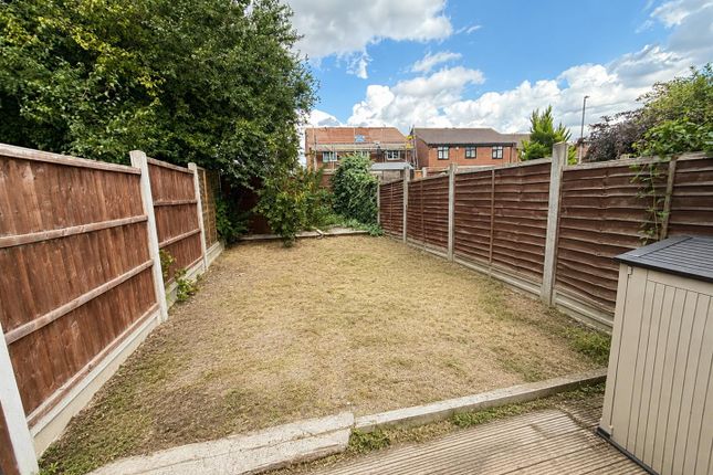 8, Crest Avenue, Grays photo 4