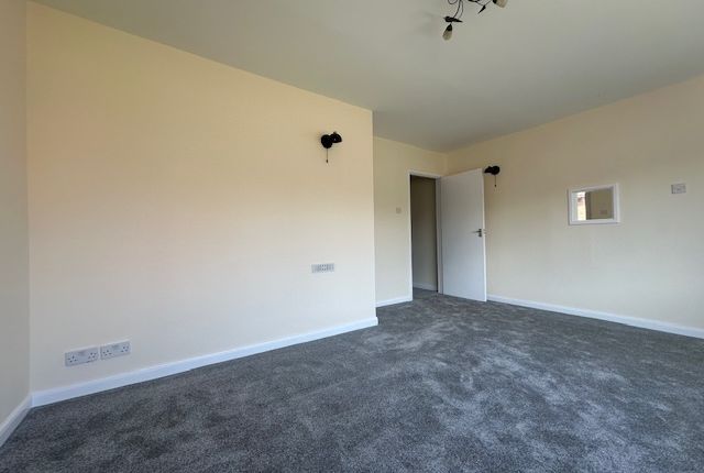 19, High Meadow, GRANTHAM photo 3