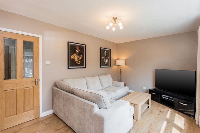 12 Hillmead, Crawley photo 4