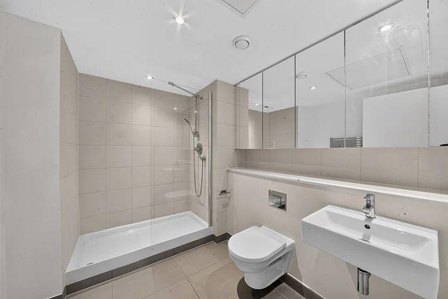Flat 3003, Landmark West Tower, 22, Marsh Wall, London photo 4