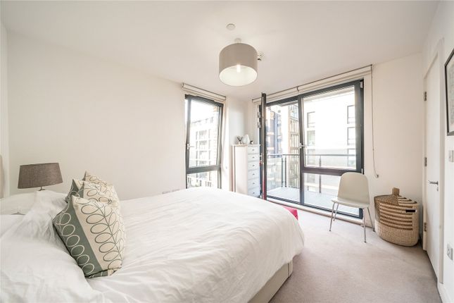 Apartment 602,, Titanium Point, London photo 3