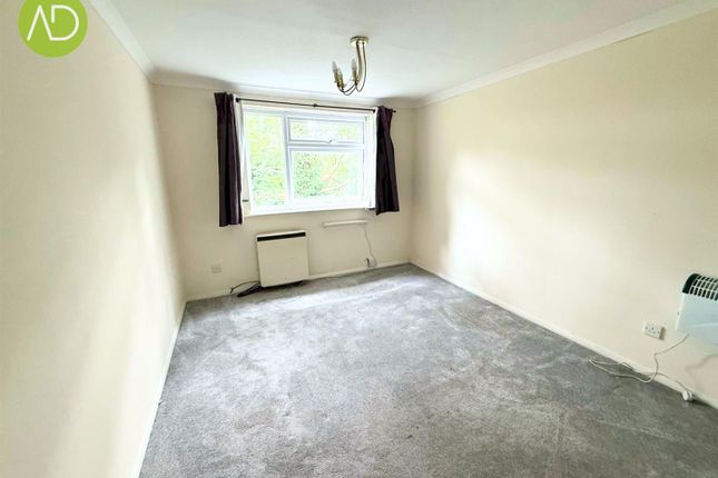 24, Woodgrange Court, Hoddesdon photo 3