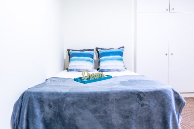 Experience A Cozy And Inviting Double Bedroom Feat...