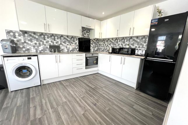 98A, Frindsbury Road, Rochester photo 2
