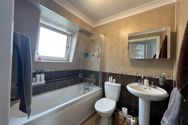 Flat for sale in Leinster Court, New North Road, Hainault