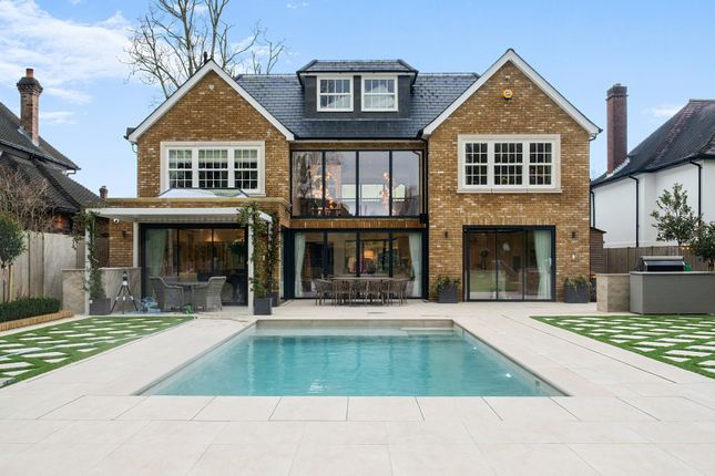 10, Meadow Way, Farnborough Park photo 4
