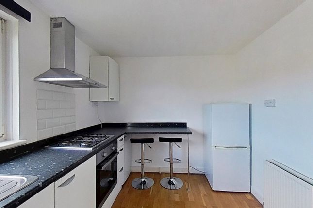 2/3, Calder Crescent, Edinburgh photo 4