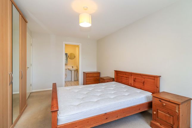 Flat for sale in Dexter Close, St.Albans