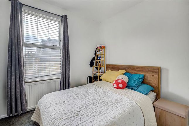 Top Floor Flat, 250, Munster Road, London photo 3