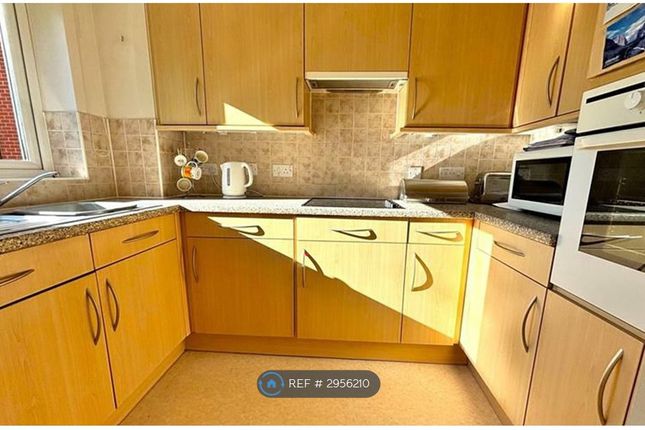 Oaktree Court, Addlestone Park, Addlestone photo 2
