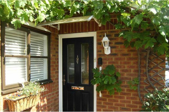 21, Windrush, New Malden photo 3