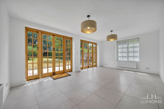 4 Reed Pond Walk, Romford photo 4