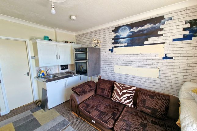 Flat 20, 20 Connaught House, The Esplanade, Bognor Regis photo 4