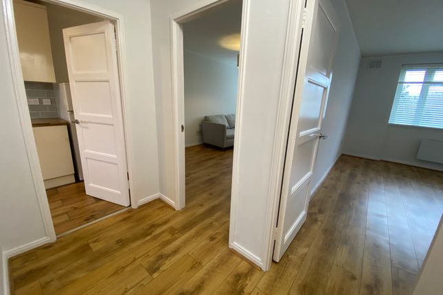 Flat to rent in Crownstone Road, London