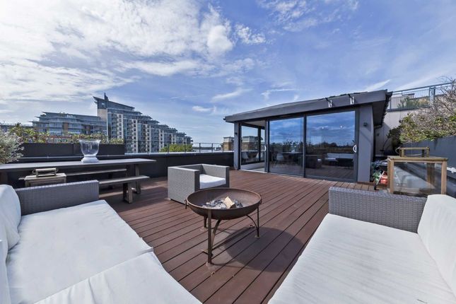 Flat for sale in Chatfield Road, London