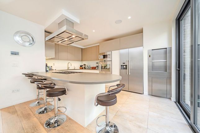 42, Roland Way, London photo 4