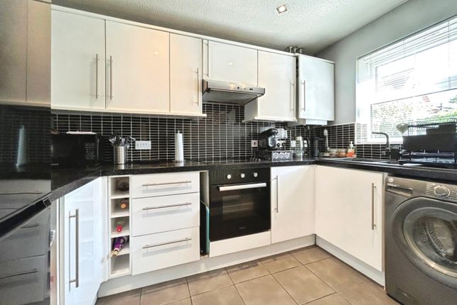 16, Springwood Grove, Rotherham photo 3
