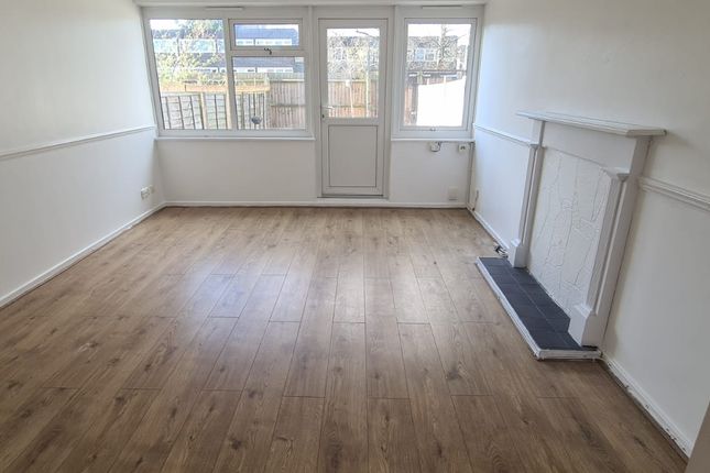 Flat to rent in Belvoir Close, London