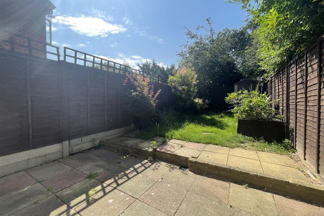 Campion Close, Uxbridge photo 4