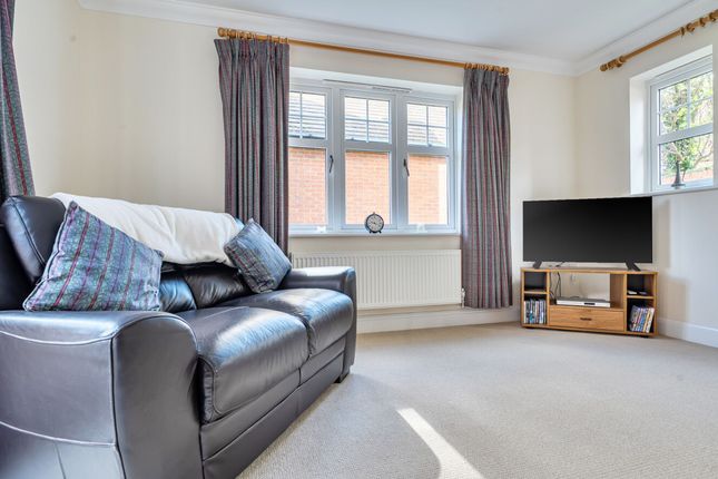 7 Harding Close, Chichester photo 4