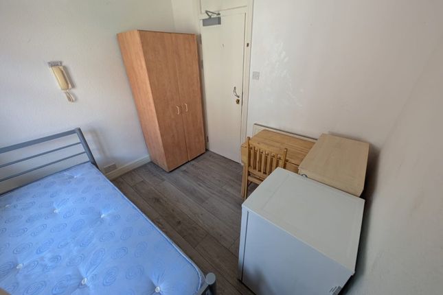 Studio house on 3@60A, Victoria Road, Ruislip Manor, £675/mo