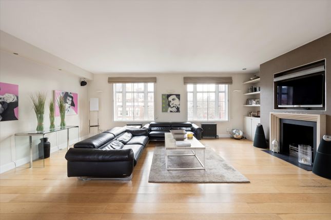 Flat to rent in Phillimore Court, Kensington High Street, London
