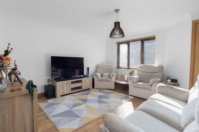 27 Clarence Way, Horley photo 2
