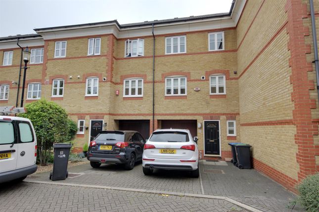 4-bed house on 9, Highlands Avenue, London, £2,800/mo
