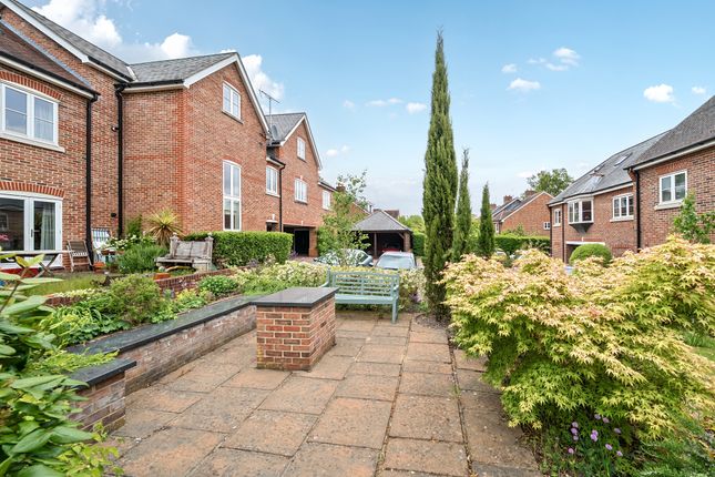 8, Crownwood Gate, Farnham photo 2