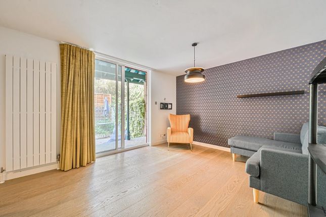 Bridgeport Place, London photo 2