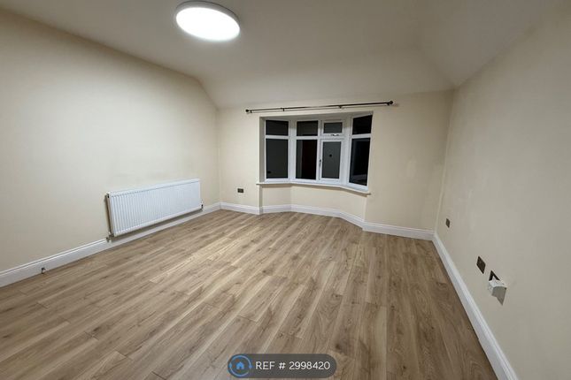 Flat, Fairdene Road, Coulsdon photo 3