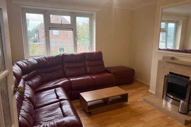137, Whipperley Way, Luton photo 2