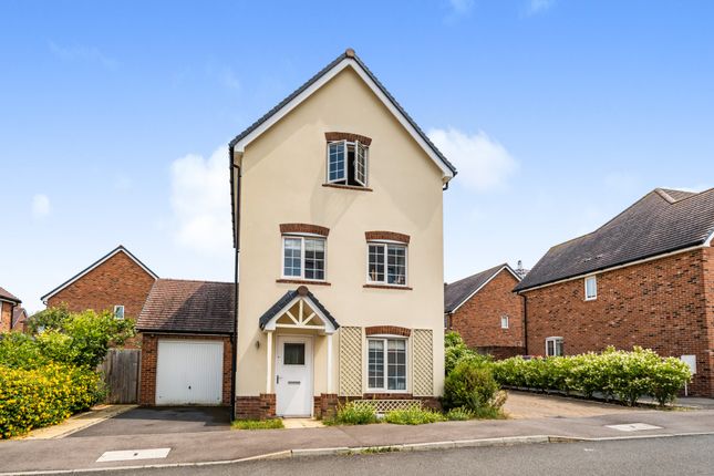 Town house for sale in Fuller Way, Andover