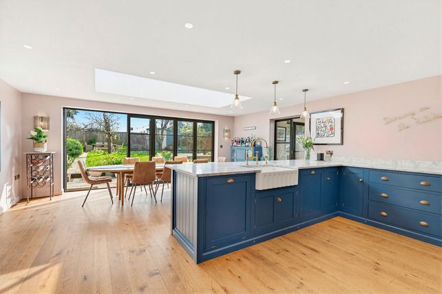 33 Greenwood Road, Thames Ditton photo 2