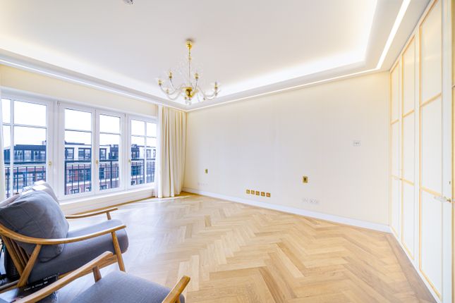 Flat to rent in Palace Green, London