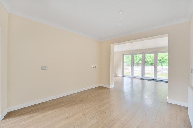 7, Weston Lea, West Horsley photo 3